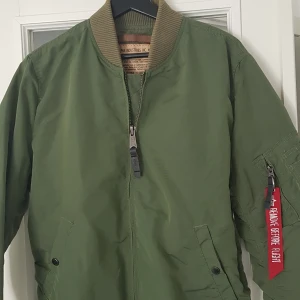 Alpha Industries Bomberjackor - Bra kvalité Alpha Industries Bomberjackor som är sparsamt använda. Djur och rökfri.  Storlek: Medium Vit: 400:- Grön: 300:- (hål i vänster innerficka)