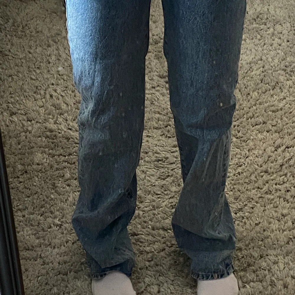 Snygga jeans från bikbok som tyvärr har blivit lite för små i midjan. Annars jättesnygg modell. Är 160 lång, se första bilden för jämförelse i längden. Ordinarie pris runt 600 kr. . Jeans & Byxor.