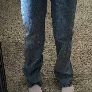 Snygga jeans från bikbok som tyvärr har blivit lite för små i midjan. Annars jättesnygg modell. Är 160 lång, se första bilden för jämförelse i längden. Ordinarie pris runt 600 kr. 