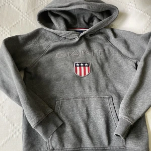 Gant hoodie stl 146-152 - MörkGrå Ganthoodie i fint använt skick Stl 146-152 (11-12 år)