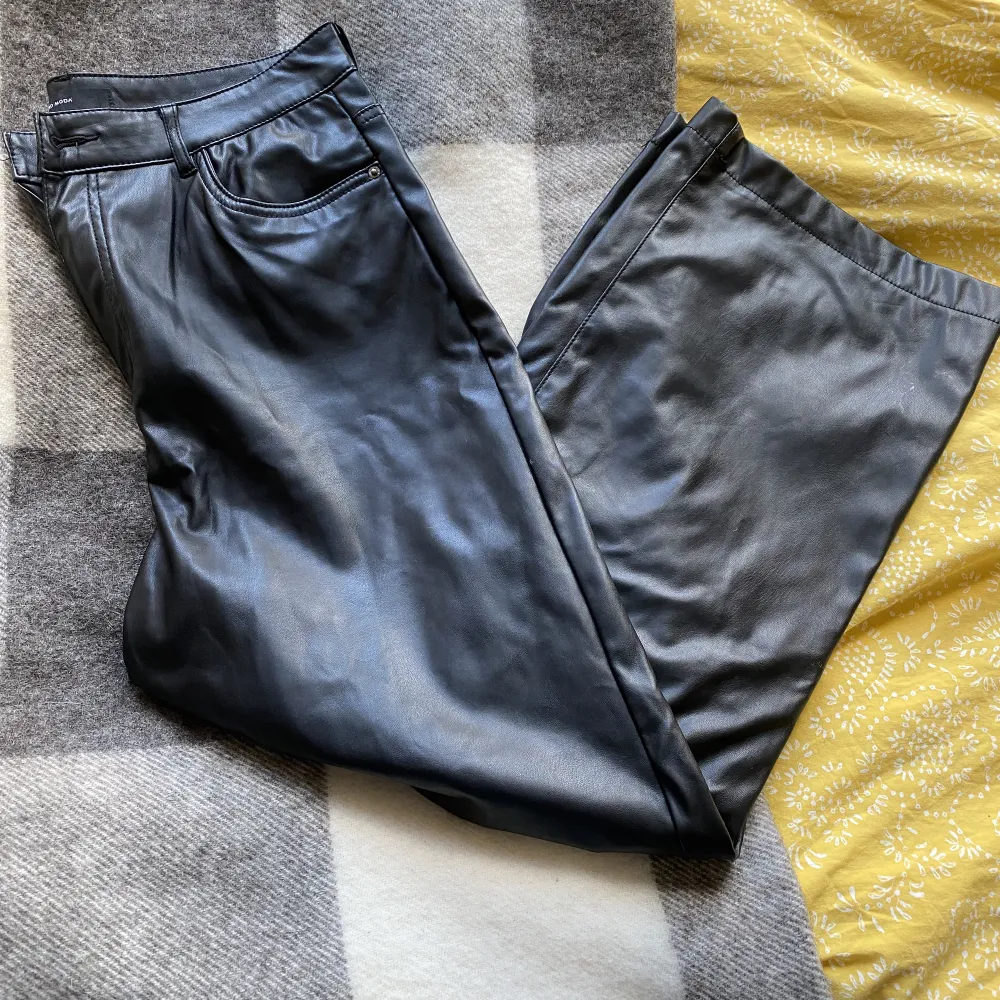 Skinnbyxor i skinnimitation, perfekta till en utekväll🥰. Jeans & Byxor.