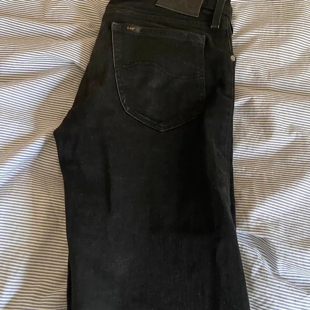 Snygga svarta lee jeans. Skick: nästan som nya. Nypris ligger på omkring 1000kr.. Jeans & Byxor.