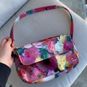 Coolaste väskan - Superfin unik axelväska, med blomm motiv och glansigt material! Superfin till sommaren!! 
