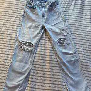 Säljer dessa ljusblåa jeans från SHEIN i storlek S. Endast använda några gånger så väldigt bra skick. Högmidjade och hål på knäna samt raka i modellen. 🌟