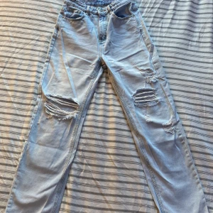 Jeans - Säljer dessa ljusblåa jeans från SHEIN i storlek S. Endast använda några gånger så väldigt bra skick. Högmidjade och hål på knäna samt raka i modellen. 🌟
