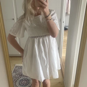 Zara klänning - Så gullig zara klänning med fina detaljer, i jättebra skick