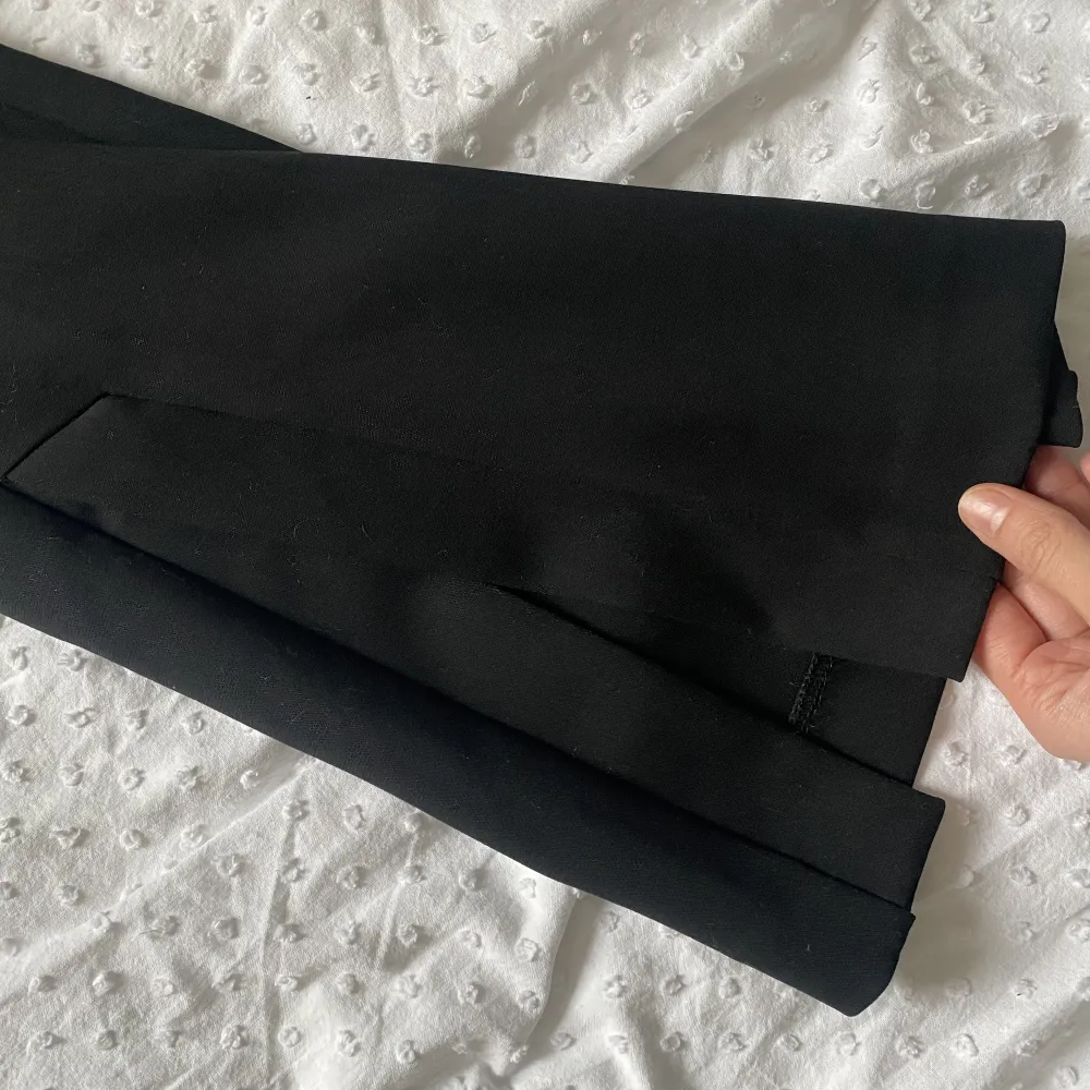 Black high waisted flared trousers/leggings with vents from Zara in size small (S) ✨ New with tags, stretchy with elastane. Sold out and no longer available on the Zara’s website. Write if you have any questions 😊. Jeans & Byxor.