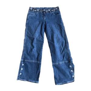 Unika 70-tals hippie straighta jeans med ascoola detaljer runt midjan och botten! Frakten står du för, DM:a vid intresse och priset går alltid att diskutera! :)