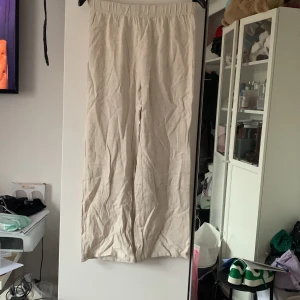 Korta linne byxor - Väldigt korta högmidjade byxor 