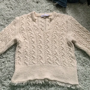 Zara tröja  - As snygg och mysig zara tröja! En pytteliten fläck (2:a bild) som bör gå bort i tvätt, men stort sett i gott skick! Köpt för 399kr förra sommaren! ❤️❤️pris kan eventuellt diskuteras! Först till kvarn! SKRIV INNAN KÖP NU OCH STÄM AV!!