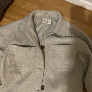 kappa - Jättefin grå kappa från NA-KD❤️ Köpt här på plick men säljer då den inte riktigt passade mig💓Lite nopprig (bild 3) men inget som syns mycket💓 storlek 34 men lite oversized så passar säkert större storlekar också💓 använd gärna ”köp nu”💓