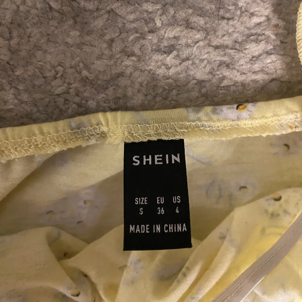 Säljer denna topp från shein få banden är för långa. Den är super fin och skön. Köparen står för frakten. Hör av er vid frågor eller annat 💓😊. Toppar.