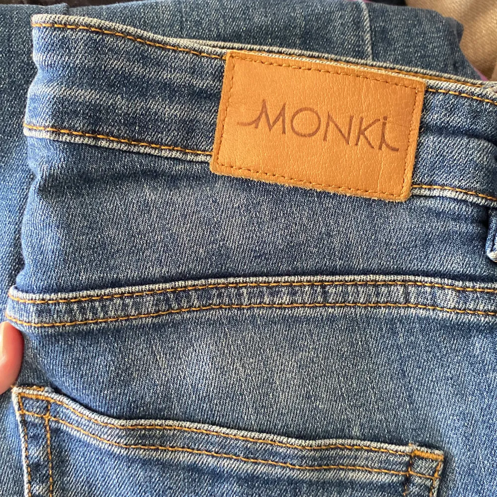 superfina flare jeans från monki. säljer pga försmå😔 fint skick! finns ingen lapp men tror det är 36 eller 34, hör av dig för mått eller ytterligare frågor!. Jeans & Byxor.
