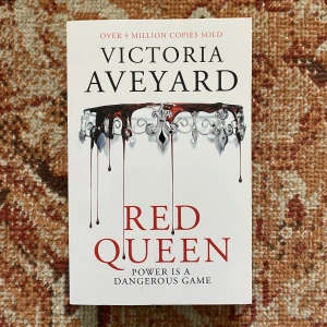 Red queen - Jättebra bok serie, råkade köpa två så säljer den ena