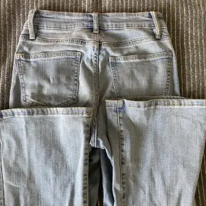 Högmidjade jeans från Cubus, de är bootcut och är som färgen på andra bilden, väldigt stretchiga och bekväma ❤️ storlek S , passar mig som har XS/S