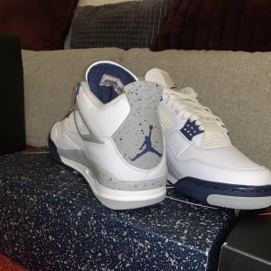 Jordans 4 Midnight Blue - Helt nya Jordans 4 i strlk 43. Varit i skolådan sen de köptes. Köpta hos ”We Got Them”,  fysiskt kvitto från butiken samt digitalt kvitto finns. Kommer med original förpackning samt We got Them påse. Har även ett par Black canvas i stlrk 43. Inga Byten 😇