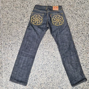 Evisu 32/34 - Sparsamt använda och i mycket bra skick. Se mina övriga annonser.