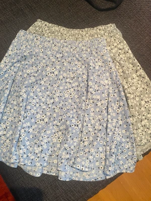 2 st superfina sommarkjolar med blommor ,har inte använt många gånger,❤️, ❤️ 2 för 60kr och 1 30kr st - Kjolarna är i toppen bra skick  Dem sitter lite löst men är super sköna,❤️