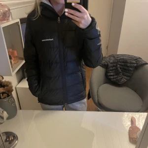 Jacka - Säljer en jättefin peak performance jacka. Inte använd på över 1 år och det är storlek XS❤️inga skador eller liknande