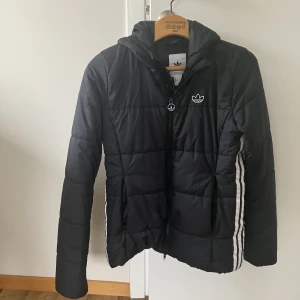 Addidas jacka  - Adidas jacka 150kr Storlek 36