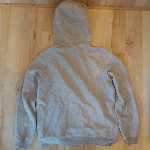 Sail racing hoodie 160 cm - Sail racing hoodie 160 cm 8/10 skick lätt använd  priset kan bli diskuterat