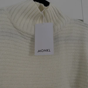 Stickad tröja - Stickad tröja i off white, aldrig använd med lappen kvar