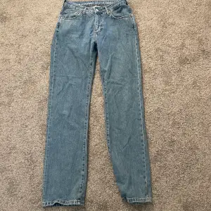 Säljer jeans från bikbok, low waist, midjemått 28, längd 32, mörkare blå
