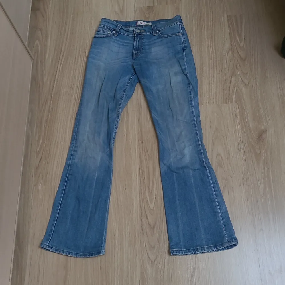 Thriftade bootcut jeans i bra skick. Dm för frågor om mått osv :). Jeans & Byxor.