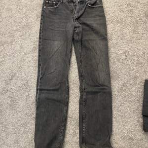 Säljer mid waist jeans från zara, storlek 36, svarta 