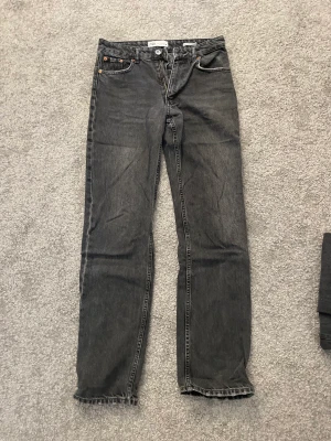 Mid waist jeans zara - Säljer mid waist jeans från zara, storlek 36, svarta 