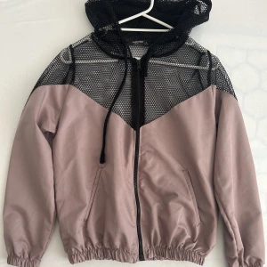 Sportig jacka i bra skick  - Funkar som inomhus/utomhus jacka, är använd 1-3 gånger max. Stlk 36-S