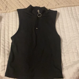 Svart topp - En svart topp från lager som inte kommer till användning 