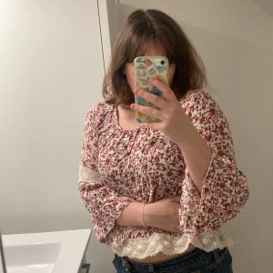 Blommig blus från Hollister, XS - Röd/vit, blommig blus från Hollister i storlek XS. Endast använd ett fåtal gånger och i mycket gott skick!