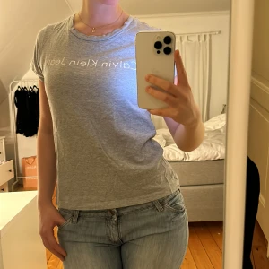 T-shirt - Grå t-shirt från calvin klein