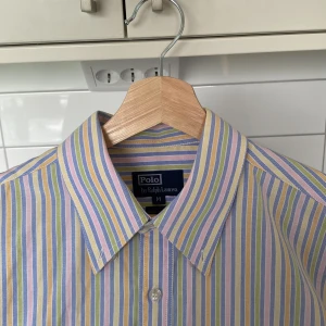 Skjorta  - Polo Ralph Lauren (har själv köpt den secondhand så kan tyvärr inte bekräfta äktheten). 100% bomull🤍