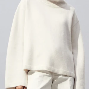 kashmir/ull tröja - Jätte fin tröja som inte kommer till användning längre, köpt för ungefär en månad sedan på hm för 1799kr, mitt pris 950kr❤️ Storlek Xs men sitter som S (oversized modell)) Mer bilder kan skickas på förfrågan!