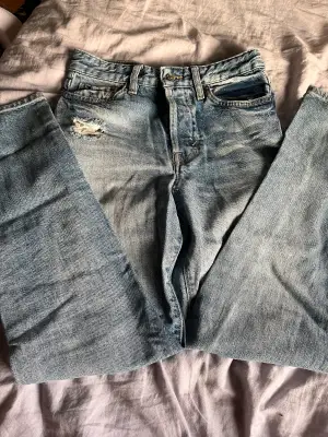 Jeans som är lite vida och baggy