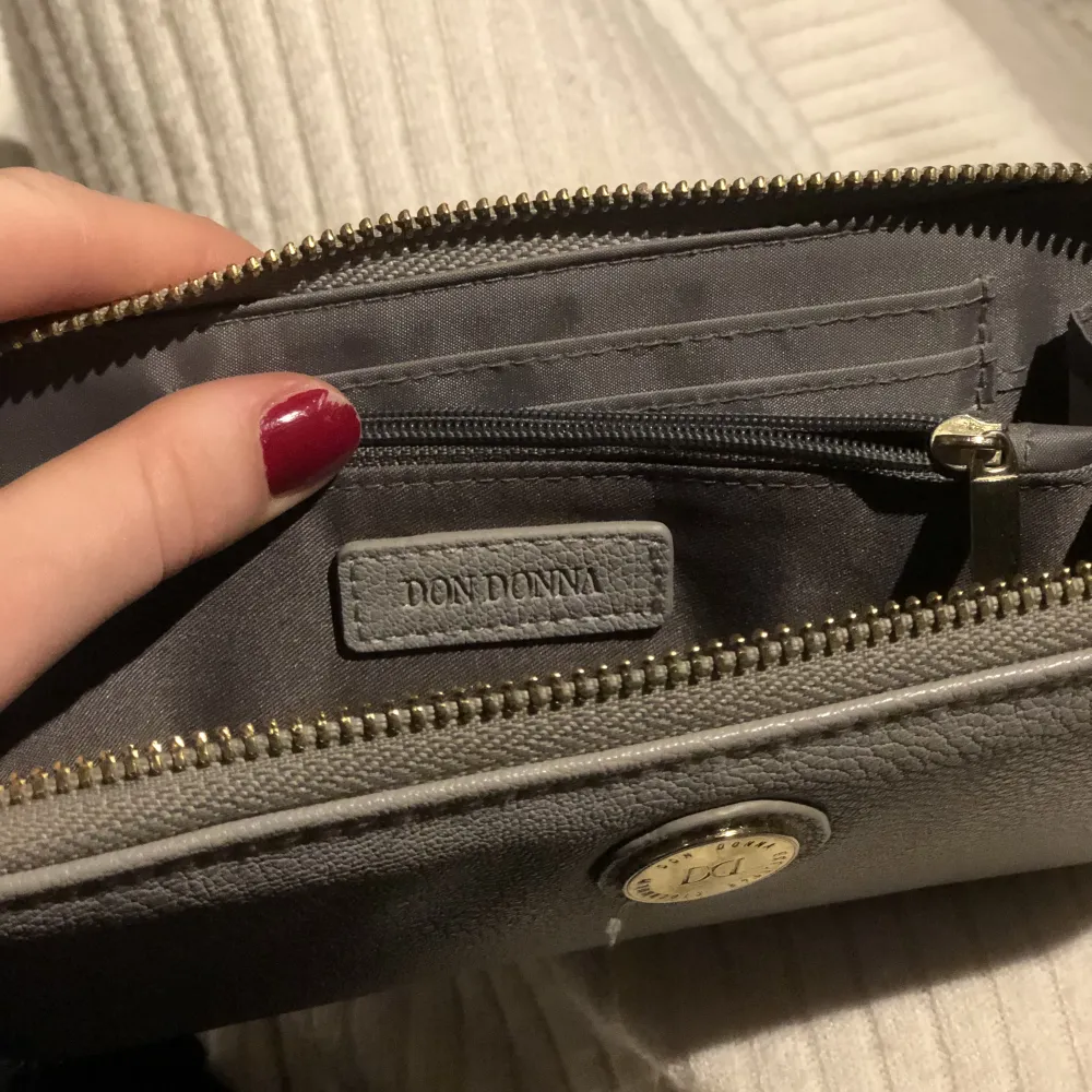 Så fin grå plånbok med gulddetaljer som inte används då den e för stor för mina väskor. Den är i bra skick🥰. Väskor.