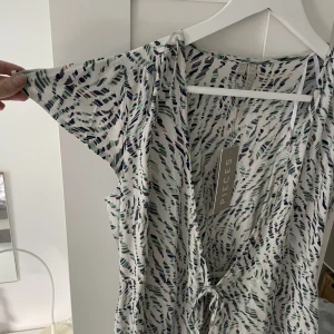 Sommarklänning  - Söt sommarklänning som aldrig använts. Har kvar prislappen och är som ny! Syns inte på bilden men den slutar vid knäna🤩👗🤌🏼🤌🏼