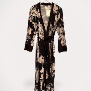 Kaftan från Calida. Helt ny, med prislapp kvar. Kimono, öppen med knytband  Storlek: XS Material: Tencel, Modal, Silke Nypris: 1630 SEK