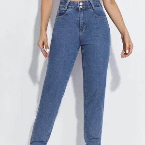 Mom jeans - Blåa mom jeans från Shein. Sitter som en smäck och är otroligt bekväma. Storlek M.