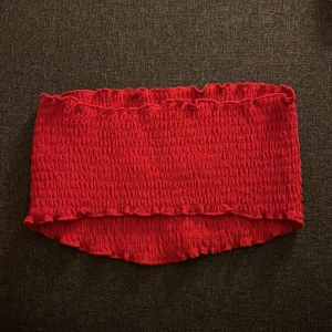 Topp!! - Super söt röd topp med stretch❤️ 