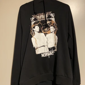 Marcus & martinus - Säljer nu min hoddie som jag använt en gång, den är som i ny skick Kostar 450kr ny Storlek L