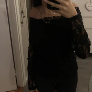 Spets tröja  - Långärmad spetströja från nelly lappen är bortklippt så vet ej storleken. Men passar nog s, m. Genomskinlig vid armarna men inte vid rygg bröst och mage