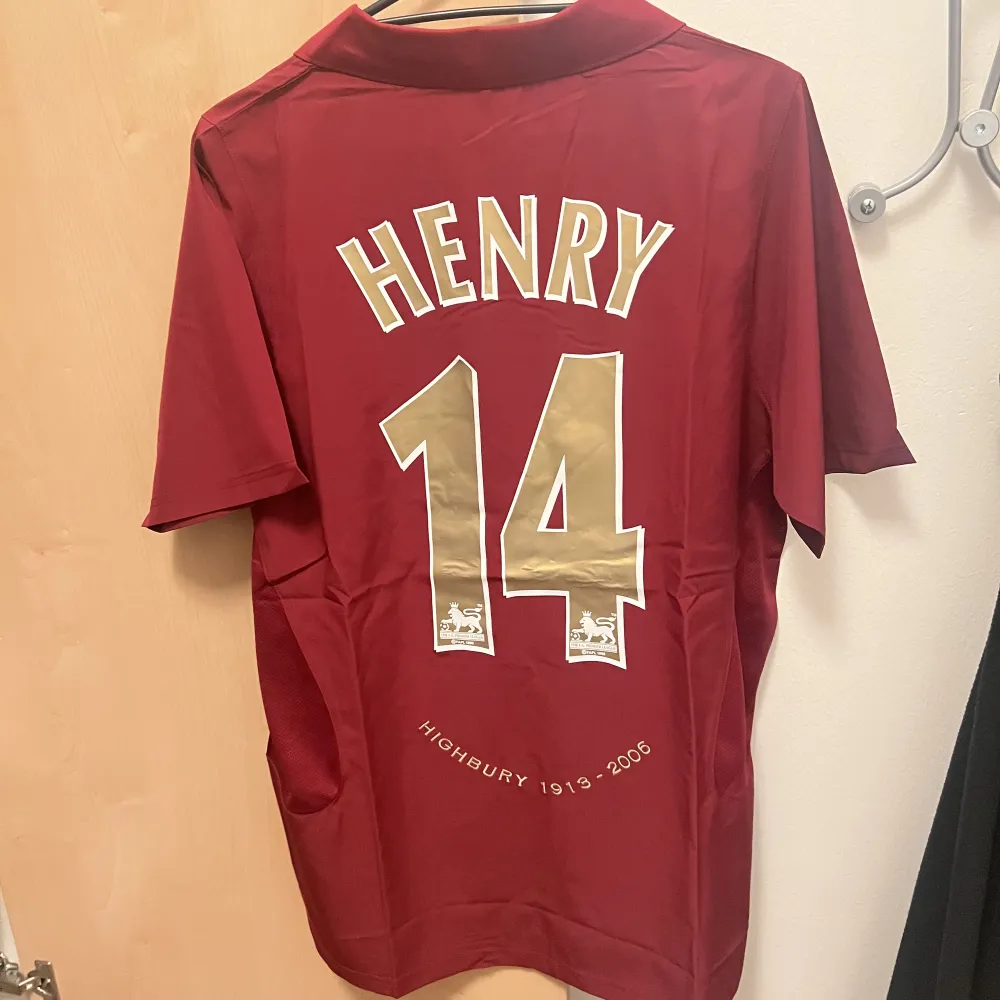 Arsenal Highbury tröja med Henry på rygge! Oanvänd o mycket bra kvalite med lappar på. T-shirts.