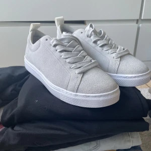 Skor 38 - Hej, säljer nu ett par skor som aldrig kom till användning, dom är storlek 38, skorna är från Svea köpte dom för 350 men säljer dom för 150! Köparen står för frakten💕