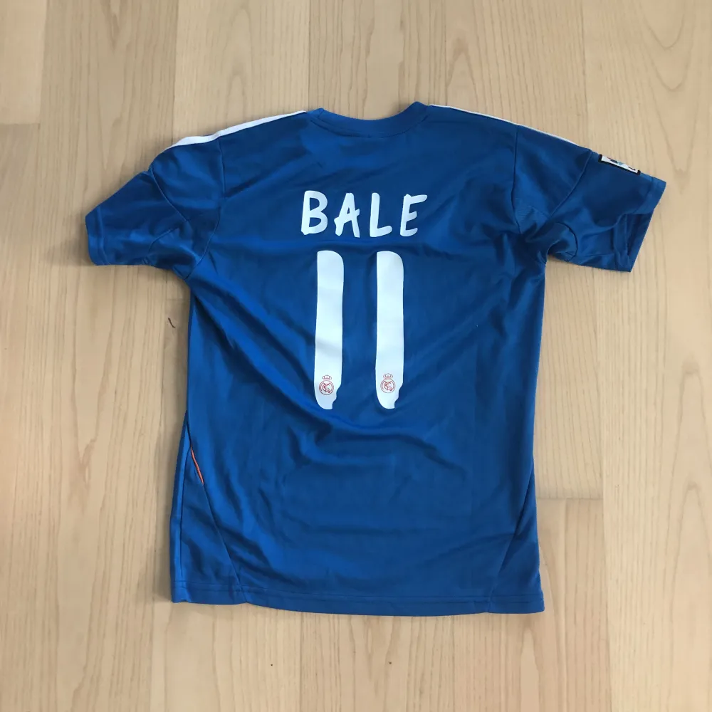 Tja, säljer snygg Real Madrid tröja med Bale på baksidan. Bra skick, nästan aldrig använd.. T-shirts.