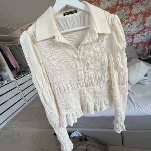 As fin blus💛 - Så fin och gullig blus om knappt är använd från Shein 🤍 Stl S