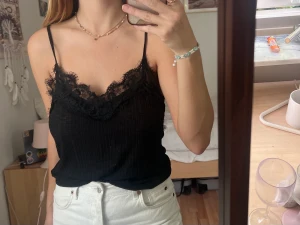 Svart linne - Svart linne med spets använt typ 1 gång. 