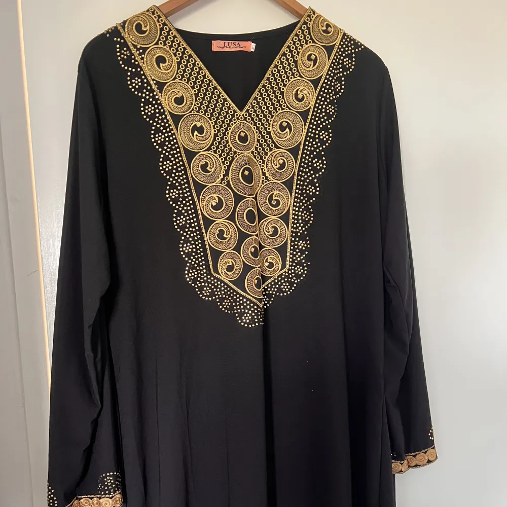 Svart abaya med guld detaljer  Jätte skön Dubbel lager  Köpt utomlands . Klänningar.